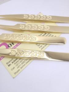 Pinzas de pestañas con mango de diseño de mariposa de 45 grados chapadas en oro Pinzas de extensión de pestañas de acero inoxidable con logotipo personalizado profesional - Product Image 2