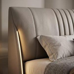 Estrutura de Cama King Size com Design Flutuante que Economiza Espaço, Cabeceira Ultrafina Estofada em Couro Fosco e Pernas Ocultas - Product Image 1