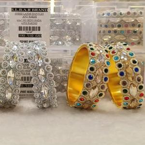 Ensemble de Bracelets de Mariage Rajwadi pour Femmes Vêtements de Mariée Bracelets Fantaisie en Métal de Pierre Disponible en Différentes Couleurs pour les Occasions - Product Image 1