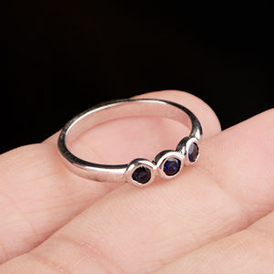 Vente en gros de meilleure qualité 925 bague en argent sterling massif faite à la main pour femmes saphir bleu taillé trois pierres précieuses pour mariage - Product Image 5