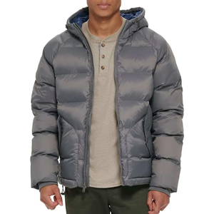 Blouson matelassé à capuche imperméable et à séchage rapide en toile noire de haute qualité avec logo frontal pour homme, collection Hiver 2026 - Product Image 1