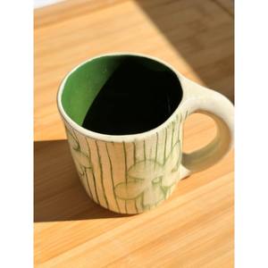 Taza de Café de Cerámica Brillante BRUSHSTROKE BLISS CM-032 con Diseño Floral, Borde Refinado, Apta para Lavavajillas y Microondas, para Bebidas de Desayuno - Product Image 1