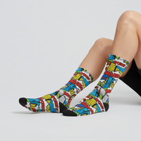 Chaussettes décontractées personnalisées anti-bactériennes Coolmax imprimées numériquement aux couleurs printanières, fabriquées à Istanbul, Turquie, avec logo sur le corps du chaussette.