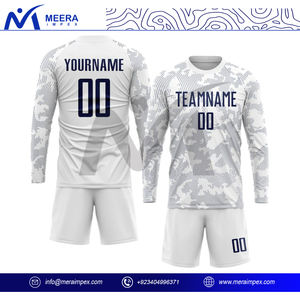 Ensemble d'uniformes de football personnalisables pour hommes Kit de shorts en jersey respirant à séchage rapide et évacuation de l'humidité Logo Impression des numéros Club Players - Product Image 4