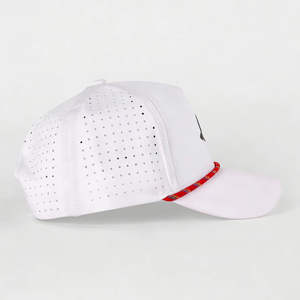 Casquette de baseball unisexe en polyester blanc personnalisée, imperméable, avec patch en caoutchouc, perforée, à 5 panneaux, style snapback, pour le golf - Product Image 1