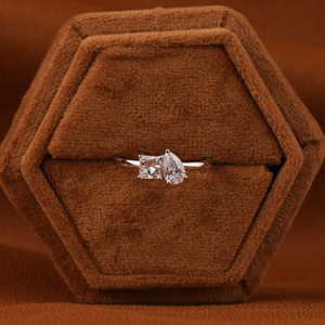 Anillo de diamante solitario de oro sólido de 18 quilates hecho a mano personalizable Lab Grown Princess Pear Cut joyería de compromiso IGI Bezel Trendy - Product Image 1