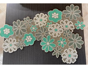 Camino de mesa decorativo con cuentas Camino de mesa moderno hecho a mano con patrón de cuentas y bordado para decoraciones elegantes de comedor y fiesta - Product Image 1