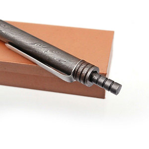 Stylo à bille en acier Damas fait main de haute qualité, avec logo personnalisé, dans un coffret en bois, en vente en gros - Product Image 3