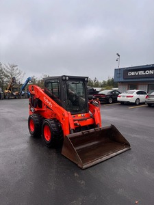 Minicargadora compacta Kubota SSV75 usada con cucharón frontal para manejo de materiales de construcción agrícola en venta - Product Image 6