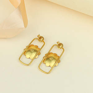 ต่างหูแบบติดหู Tridha Daisy Frame สีทอง สไตล์วินเทจทันสมัย ดีไซน์ศาสนา ทำจากสแตนเลส ทองเหลือง และเพชรซิร์คอน เหมาะสำหรับงานปาร์ตี้ - Product Image 6