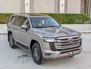 Toyota Hilux Usada para Land Cruiser, Caja de Cambios Manual y Automática, Diésel, Volante a la Izquierda, Interior Oscuro, Minivan en Venta - Product Image 6