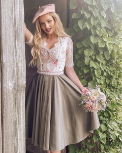 LUXE วินเทจ-แรงบันดาลใจกูตูร์เดรส dirndl บนหุ่นพร้อมปักลายลูกไม้ผ้ากันเปื้อนเหนือกระโปรงบลัชออน - Product Image 4