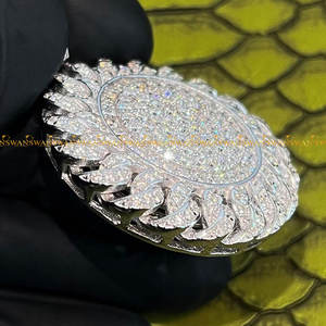 Colgante de joyería de cuello Hip Hop personalizado unisex, oro blanco de 10kt con diamantes de moissanita de corte brillante redondo - Product Image 3