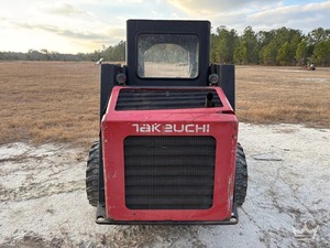 Chargeuse compacte sur pneus Takeuchi TS50R, godet de charge polyvalent avec lame de coupe à fixation par boulons, attache rapide manuelle. - Product Image 5