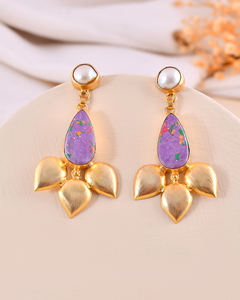 Vente en gros de boucles d'oreilles en laiton plaqué or 18 carats faites à la main avec turquoise rose et perle serti de clous avec perle - Product Image 3