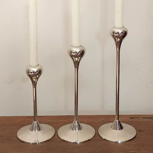 Porte-bougie en fer rustique fait main, finition vintage et naturelle, décoration Inde - Product Image 1