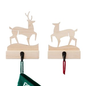 Par de soportes para medias estilo ciervo en metal con acabado natural perfecto para decoración navideña y accesorios de Adorno - Product Image 1