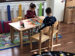 Mesa de Estudio Rectangular Moderna para Niños (Natural) Madera Contrachapada de Alta Calidad EN71-3 para Uso en Dormitorio Escolar con Fácil Montaje - Product Image 2