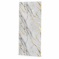 Panneau mural WYRAX aspect marbre blanc gris brillant avec veines dorées pour fond de télévision dans le salon
