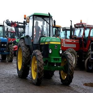 Livraison rapide Tracteur John Deere 2450 Achetez aujourd'hui avec des caractéristiques de qualité supérieure pour une agriculture haute performance - Product Image 1