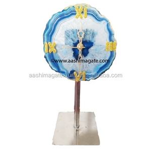 Horloge en tranches d'agate d-sel blanche fabriquée à la main avec support en acier inoxydable, sous-verre Reiki à cristaux naturels avec bord doré - Product Image 2