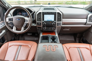 PRÊT À CONDUIRE - VÉHICULE D'OCCASION À VOLANT À GAUCHE |   Conduite à droite |   2020 F-250 SUPER DUTY KING RANCH FX4 CREW CAB POWER STROKE 4X4 - Product Image 4