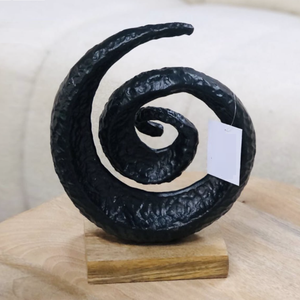 Escultura de aluminio más increíble Forma redondeada Escultura de metal de diseño martillado de alta calidad con acabado negro y base de madera - Product Image 1