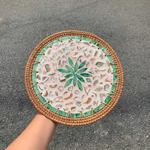 Posavasos artesanal de mimbre hecho en Vietnam de alta calidad TUYET DUNG, placa de ratán con incrustaciones de nácar y diseño de flores - Product Image 1