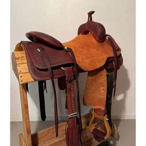 Ensemble de tack western en cuir véritable longue durée avec conchos décoratifs et rênes de finition lisse pour l'équitation pour l'exportation en vrac - Product Image 5