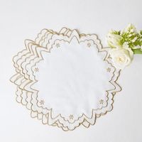 Napperon de table classique de luxe en lin, broderie artisanale, design durable pour une mise en scène festive, décoration intérieure, emballage carton