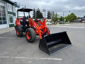 Tractor Agrícola LA324 de 25 HP 4WD con Ruedas Rojas y Cucharón Cargador Frontal, Transmisión por Engranajes - Product Image 4