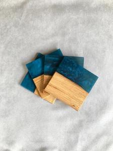 Ensemble de 4 sous-verres carrés bleu foncé en bois d'acacia résine rivière - Product Image 4