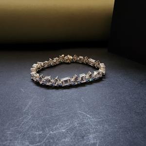 Bracelet en diamant Moissanite émeraude et princesse en argent sterling 925 Design à ligne unique Cadeau parfait pour tous les endroits - Product Image 3