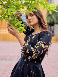 Ensemble Kurti en rayonne à imprimé froid avec dupatta à imprimé doré, vente en gros de vêtements indiens et pakistanais - Product Image 2
