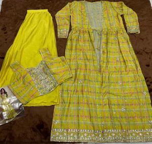 Costume Salwar en soie Chinon véritable Gulkayra Designer Kiera pour femmes avec broderie élégante, travail manuel et détails de paillettes - Product Image 5