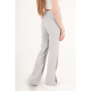Pantalones Acampanados Grises con Abertura Lateral para Mujer al por Mayor de LUSTRIN - Elegantes Pantalones de Viscosa y Poliéster para Boutiques - Product Image 5