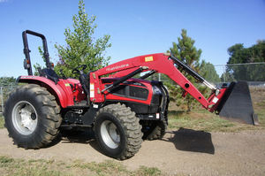 Tractores Compactos Usados Mahindra 1635 Shuttle de 35 CV con Cargador en Venta - Product Image 4