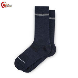 Chaussettes de sport sur mesure pour hommes Chaussettes de football légères et élégantes Chaussettes de sport à prix de vente - Product Image 2