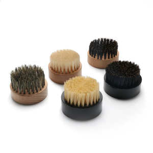 Brosse à barbe MORGANS INDUSTRIES avec poils naturels et manche en bois, base en plastique noir écologique pour usage quotidien - Product Image 3