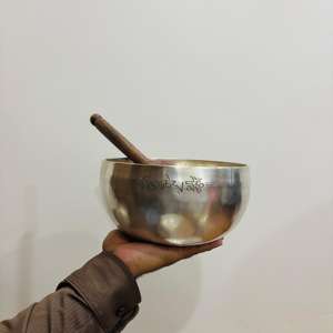 Bol chantant fait main en métal argenté inspiré du bouddhisme himalayen pour la guérison des chakras et la thérapie par le son - Product Image 3