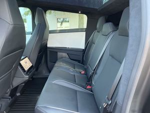 Offre Spéciale : Tesla Cybertruck Crew Cab AWD d'occasion 2024 - Prêt à être expédié - Product Image 4