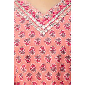 Kurta rose en pur coton imprimé pour femme avec manches trois-quarts et pantalon, dupatta inclus - Product Image 2