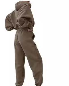 Vente en gros Ensemble de 2 pièces d'hiver de haute qualité, sweats à capuche personnalisés, haut et pantalon pour femmes, survêtements décontractés, bouton vintage, coupe ample et unie - Product Image 2