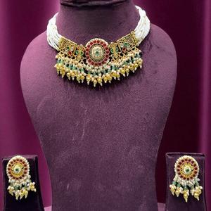 Conjunto de collar de diseñador elegante chapado en oro de alta calidad con pendientes para colección de ropa de boda y fiesta para mujeres o niñas - Product Image 1