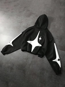 Sudadera con capucha recortada negra Premium con logotipo gráfico en el pecho y acentos de manga de flecha Diseño de ropa de calle contemporánea polar transpirable - Product Image 2