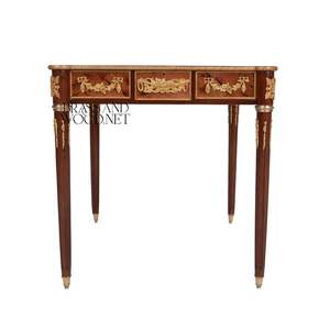 Mesa Auxiliar Cuadrada de Estilo Francés de Lujo con Incrustaciones Florales Intrincadas y Detalles Ornamentales de Latón Dorado para Decoración de Palacios - Product Image 2