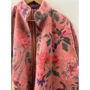 เสื้อแจ็คเก็ตผ้ากำมะหยี่คอตตอนพิมพ์ลายพฤกษศาสตร์ดิจิทัลสีชมพูอมเทา ทรงหลวม สไตล์แฮนด์เมดจากเมืองชัยปุระ พร้อมดีไซน์ลายพิมพ์สวนสวรรค์ - Product Image 3
