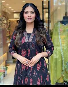 งานปักด้ายสีขาว chikankari ทำด้วยมือคอลเลกชัน Kurti ตัดตรงโดยการส่งออกของราชวงศ์ - Product Image 4