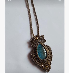 Collar Boho Hecho a Mano con Micro-Macramé, Labradorita, Piedra Preciosa Natural con Destello Azul, Colgante Tribal con Cuentas de Latón - Product Image 1