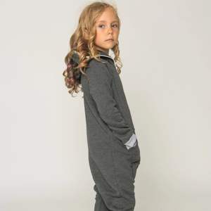 Polaire à fermeture éclair Onesie pour enfants de qualité supérieure-Élégant et durable-Idéal pour les vêtements de tous les jours et les vêtements de nuit - Product Image 2